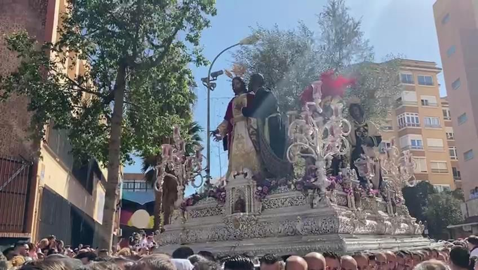 Nuestro Padre Jesús del Prendimiento comienza su recorrido.