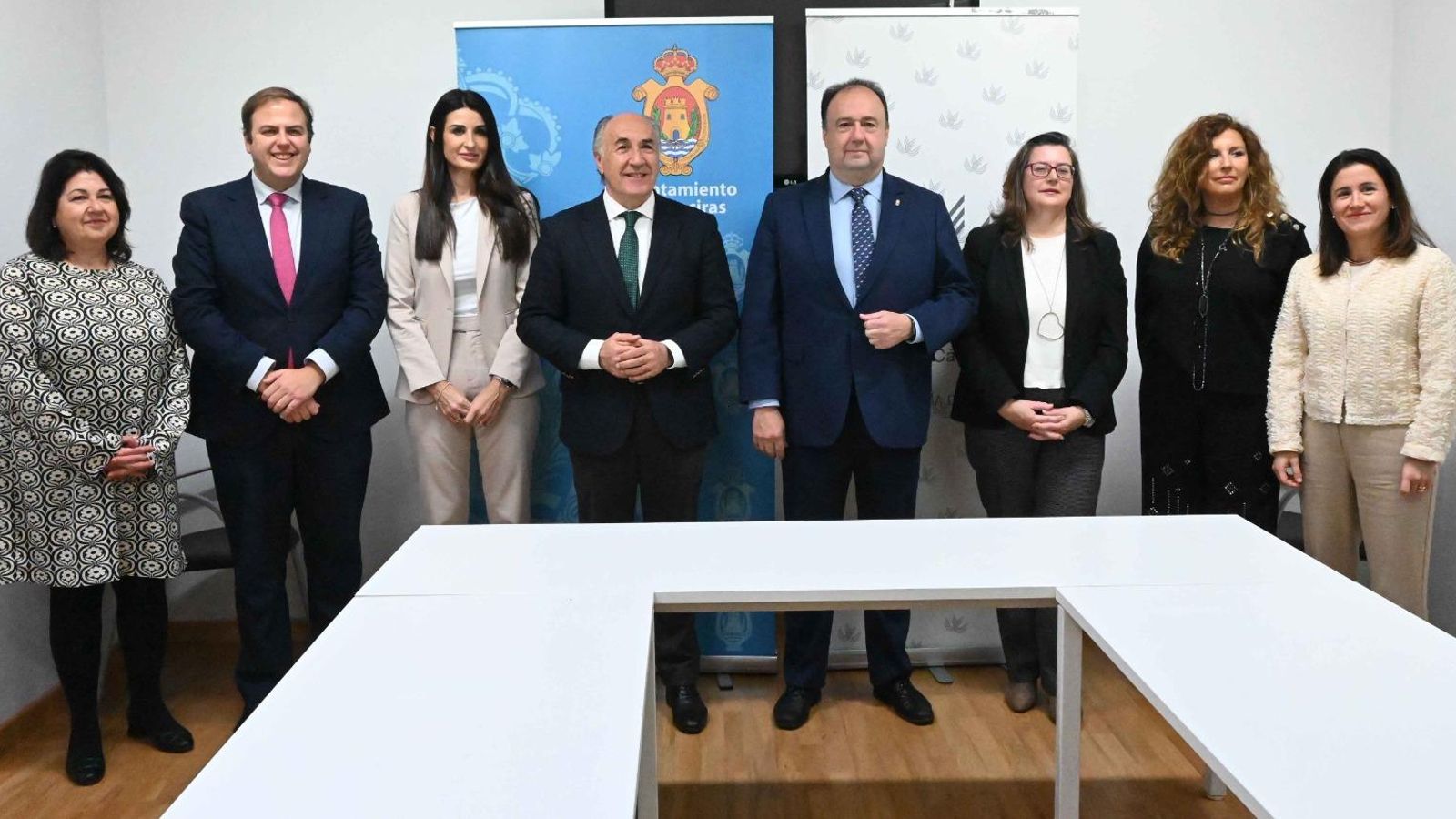 El Ayuntamiento de Algeciras y la UCA firman un convenio para el alojamiento de estudiantes con personas mayores de la ciudad.