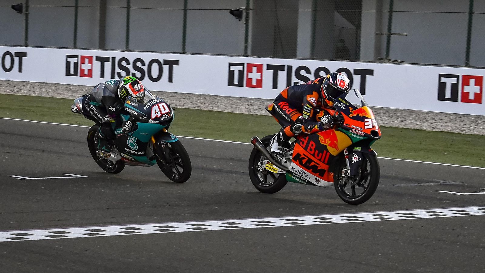 Pedro Acosta cruza la meta del circuito de Losail por delante de Binder en el GP de Doha.