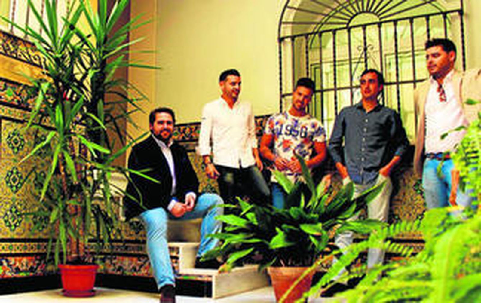 Los cinco componentes de la agrupación musical onubense Calle Botica.