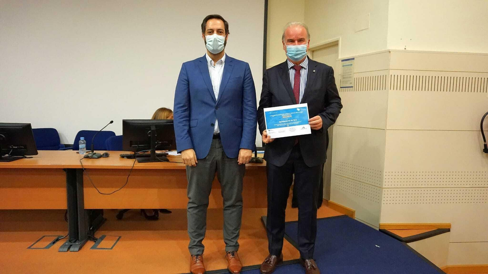 El concejal de Playas de Vera Pedro Salas recibe la distinción.