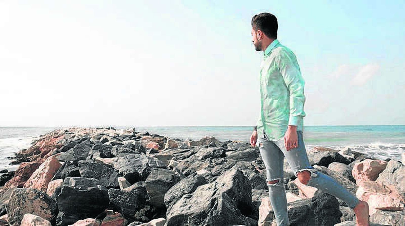 Dilou presenta camisas para el hombre con estampados únicos.