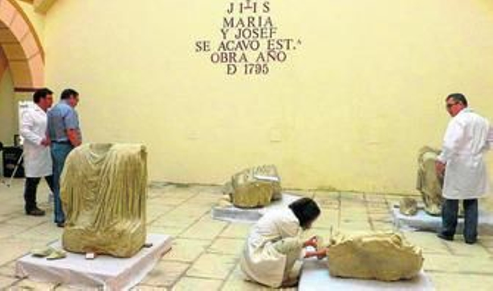 Técnicos trabajando en la limpieza de las esculturas de Torreparedones.