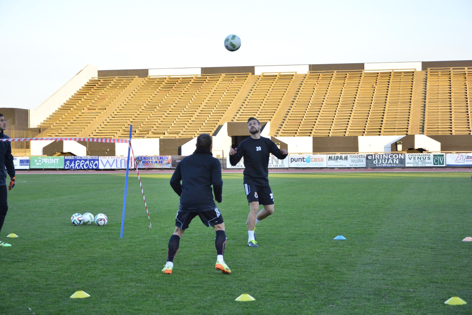 Rafa Navarro se dispone a cabecear el balón durante el entrenamiento de ayer con sus nuevos compañeros.