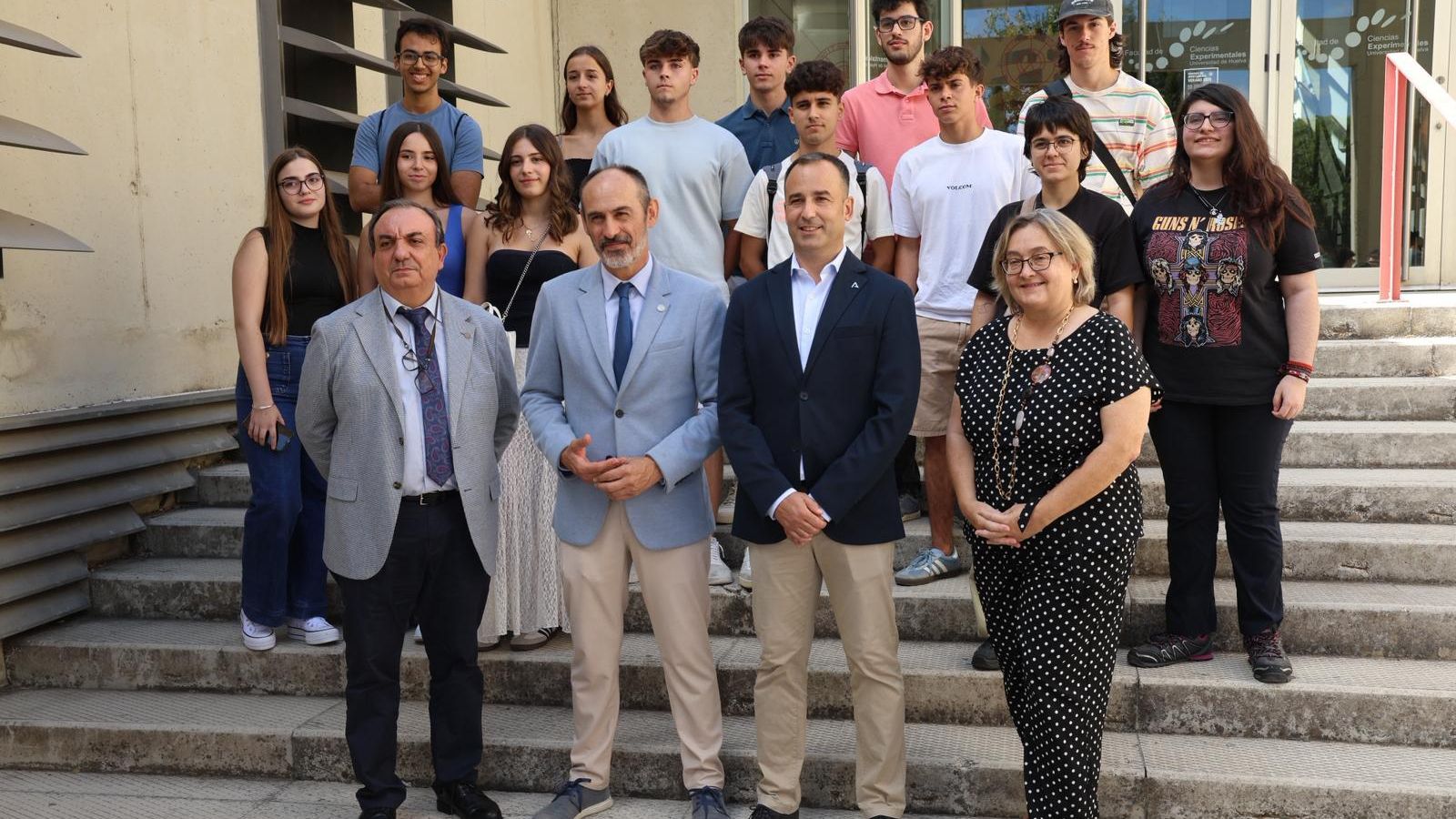Representantes de la UHU y de la Junta en Huelva con los alumnos de los nuevos estudios.
