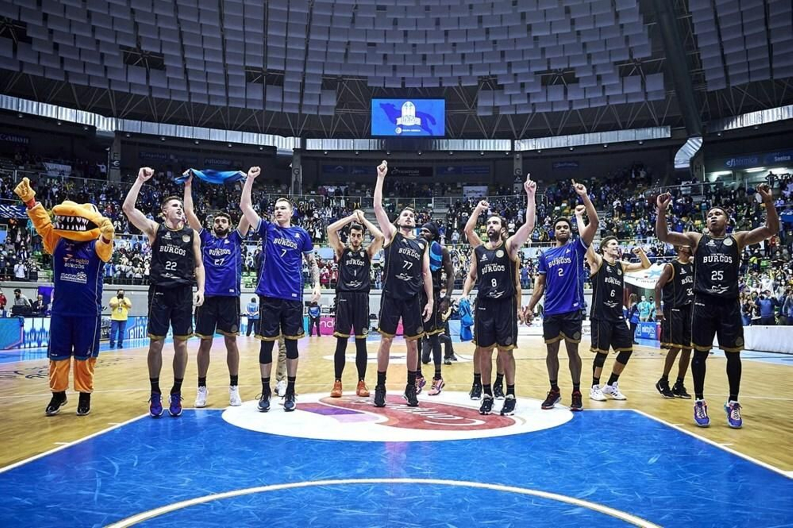 Los jugadores del San Pablo Burgos celebran la victoria con sus aficionados.