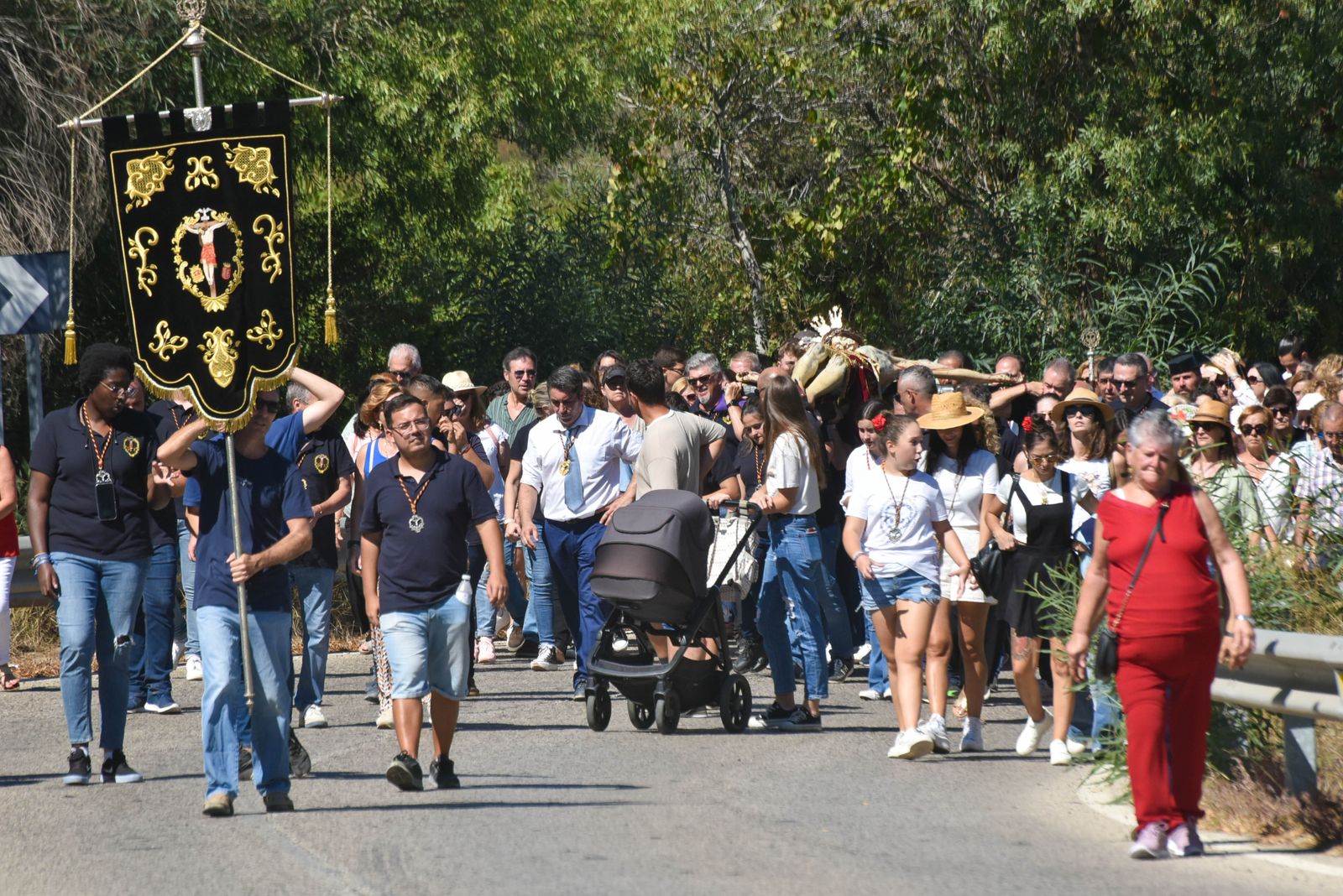 La procesión del Cristo de la Almoraima, en imágenes