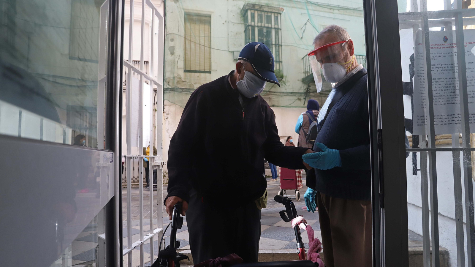 Reparto de alimentos de Cáritas en Algeciras