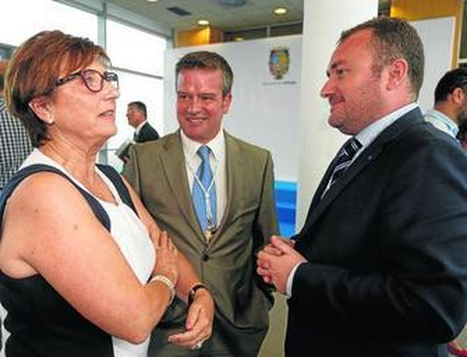 El diputado malagueño Luis Guerrero, a la derecha, tras constituirse el pleno del organismo provincial.