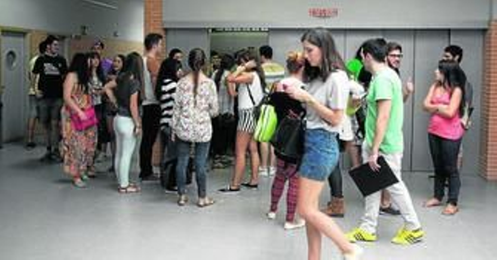 Estudiantes de la Universidad de Sevilla, ayer en la Facultad de Comunicación.
