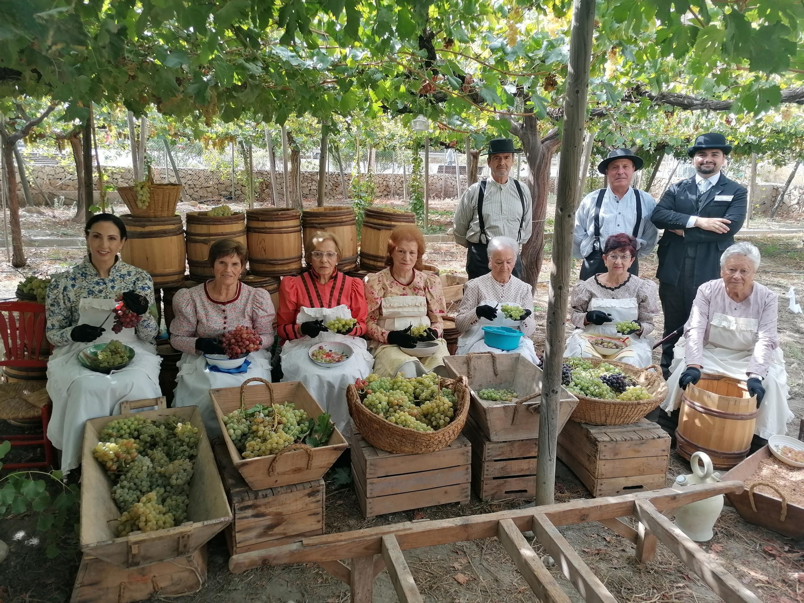 Las mujeres durante la faena de la Uva en la Jornada de Recuperación de Oficios Antiguos de Terque.