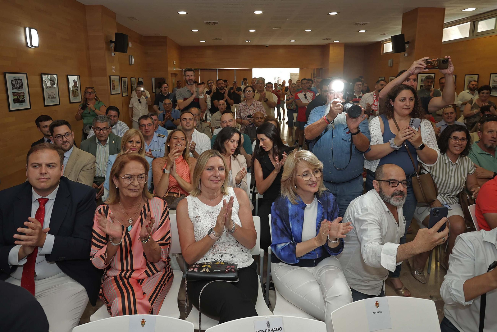 El acto de imposición de la insignia de la ciudad de Algeciras a Iván Turrillo, en imágenes