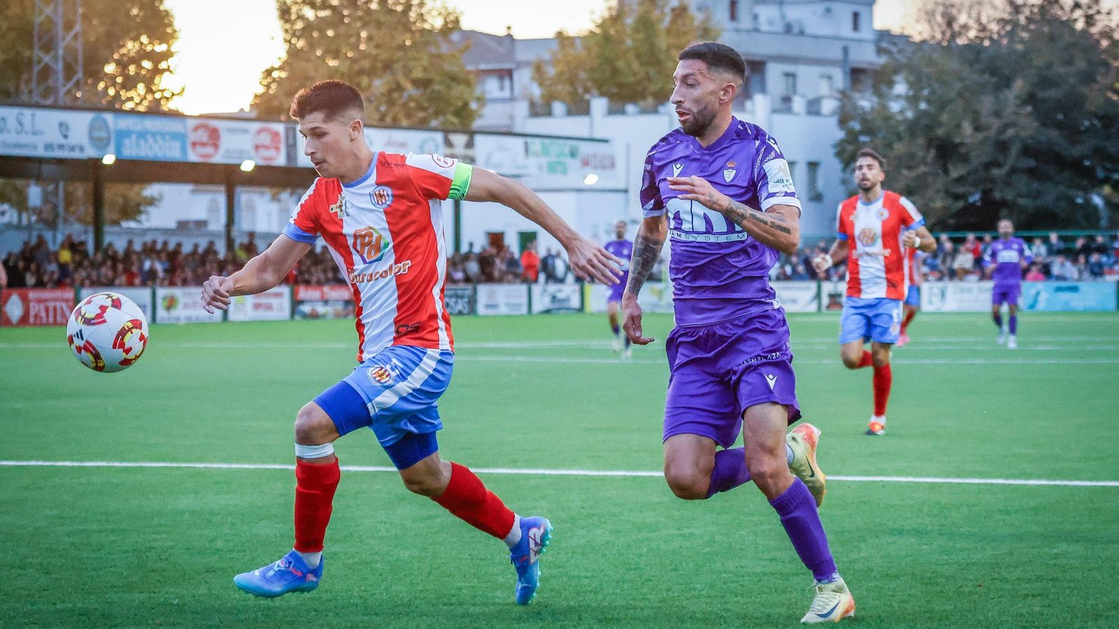 Sergio Rodríguez presiona a Javi Bueno, en el choque ante la UDC Torredonjimeno.
