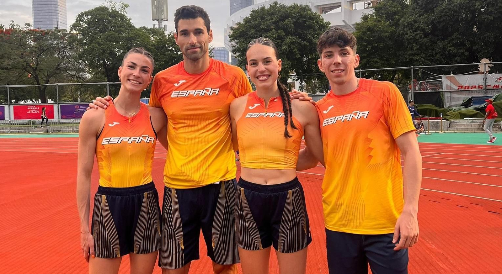 Carmen Avilés, segunda por la derecha, junto a Blanca Hervás, Samu García y David García. Carmen Avilés, segunda por la derecha, junto a Blanca Hervás, Samu García y David García.