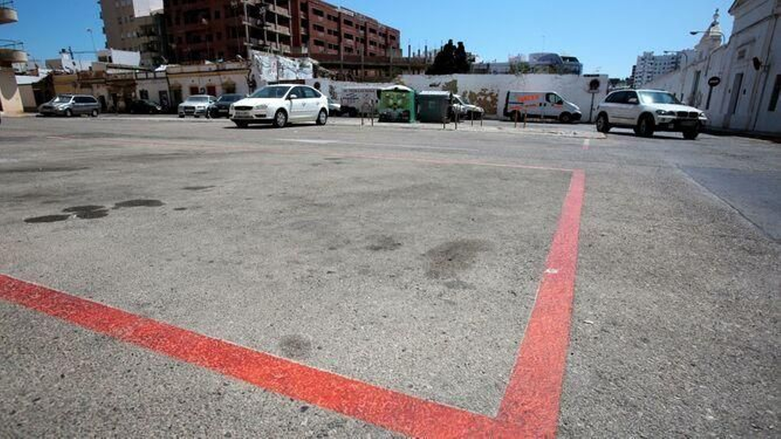 Zona naranja de aparcamiento cercana al cementerio de San José.