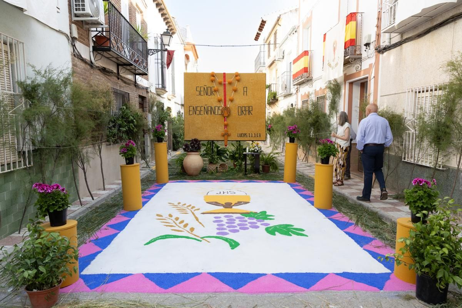 Los vecinos de Villardompardo exponen las obras de su Corpus un año más, en imágenes