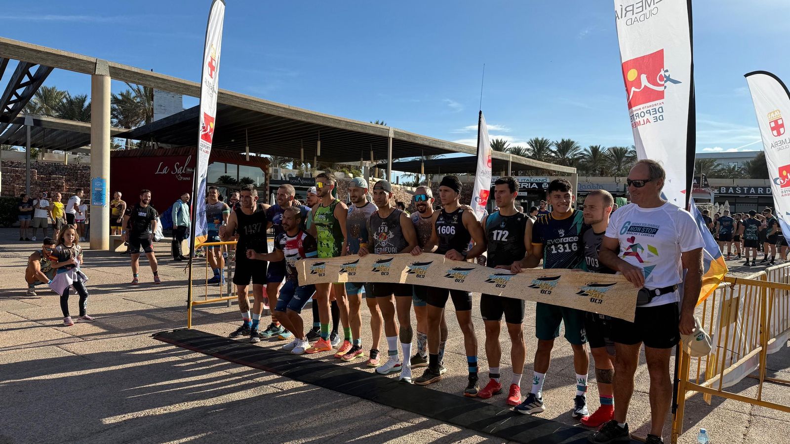 Un grupo de participantes preparados en la línea de salida antes de comenzar su participación en la prueba.