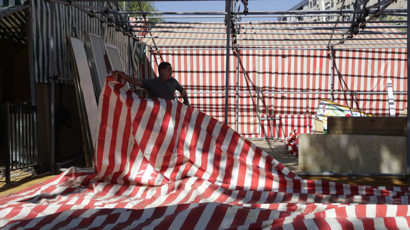 Montaje de las lonas de una caseta.