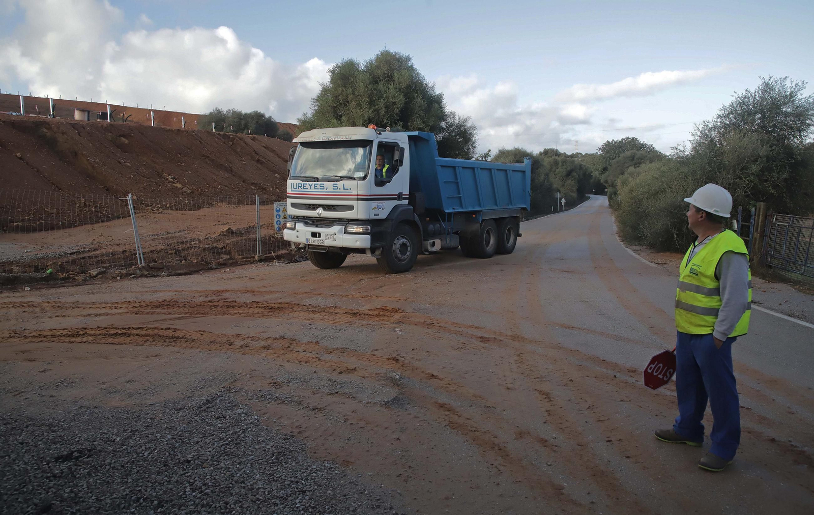 Fotos de las labores de limpieza y retirada de barro en la carretera CA-9203, que une Pinar del Rey con la Estación de San Roque