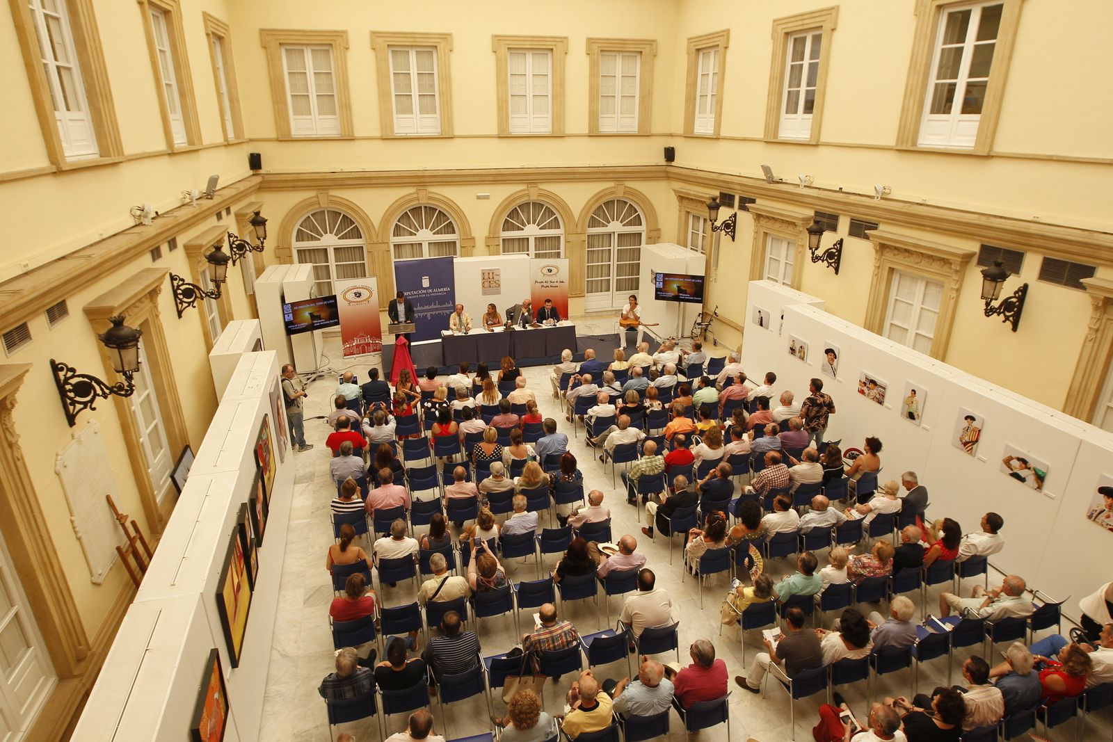 El Patio de Luces de Diputación colgó el 'no hay billetes' para este inicio de la Feria Taurina.