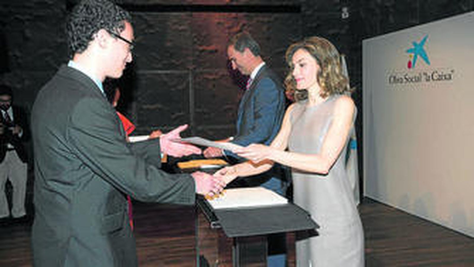 La reina Letizia entrega la beca al estudiante gaditano Miguel García Ortegón.