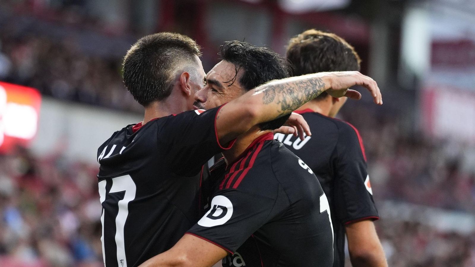 Alfon y Suazo, los dos inscritos que fueron titulares en Gerona, se felicitan tras el gol del primero.
