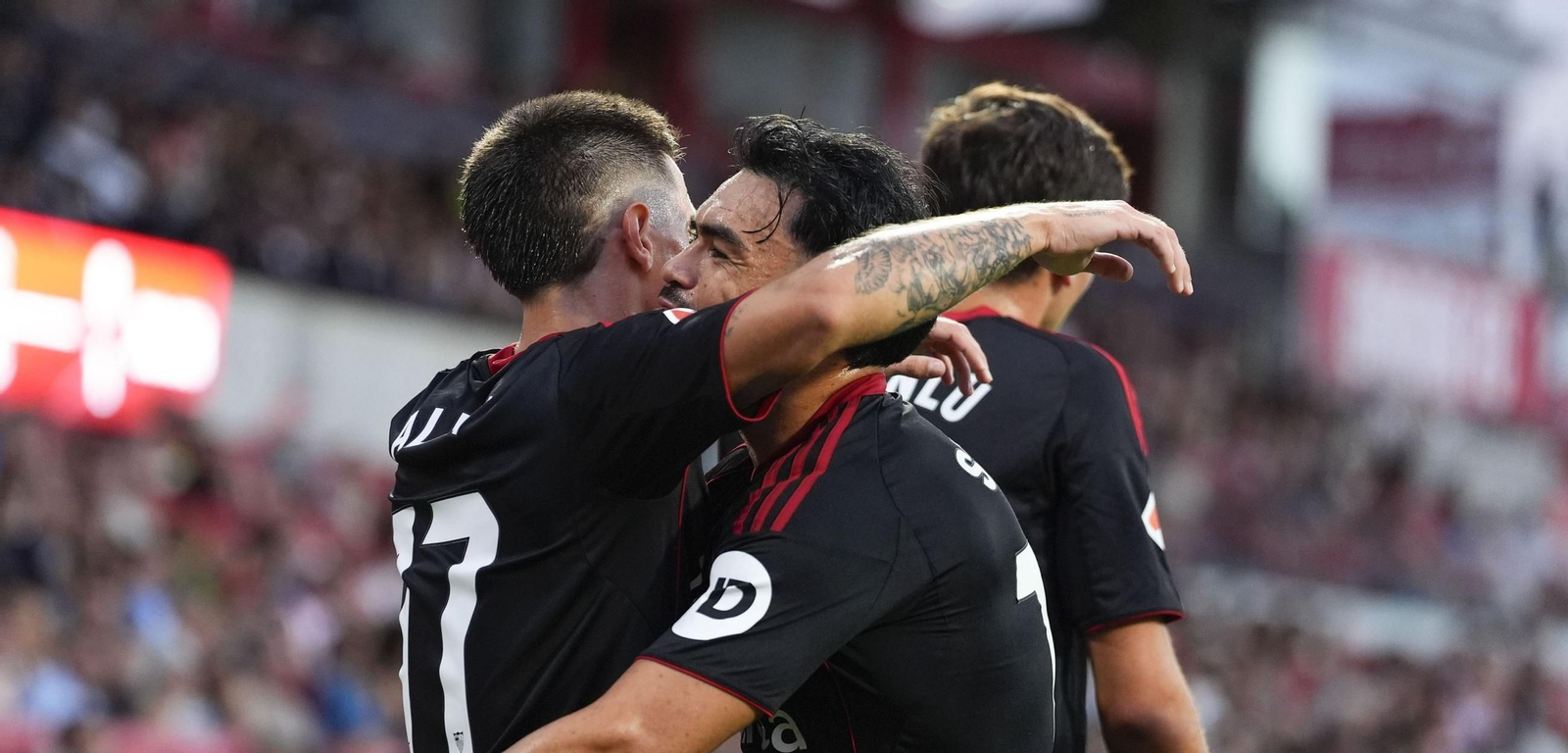 Alfon y Suazo, los dos inscritos que fueron titulares en Gerona, se felicitan tras el gol del primero.