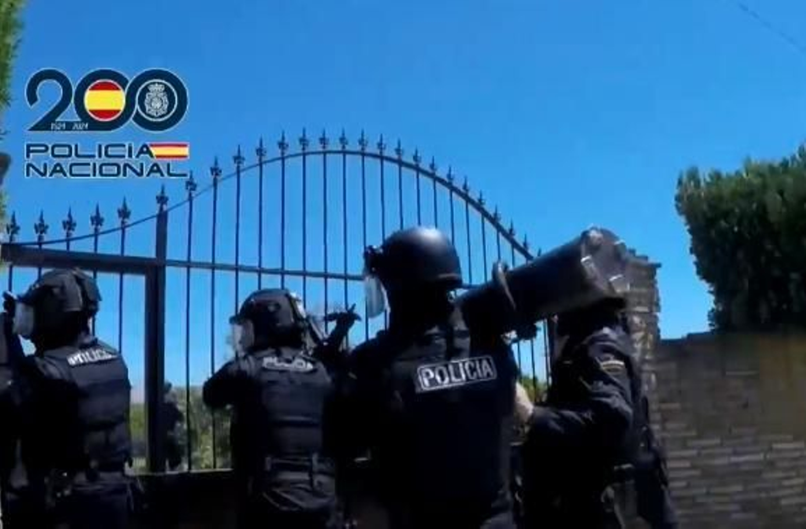 Policías nacionales durante una operación
