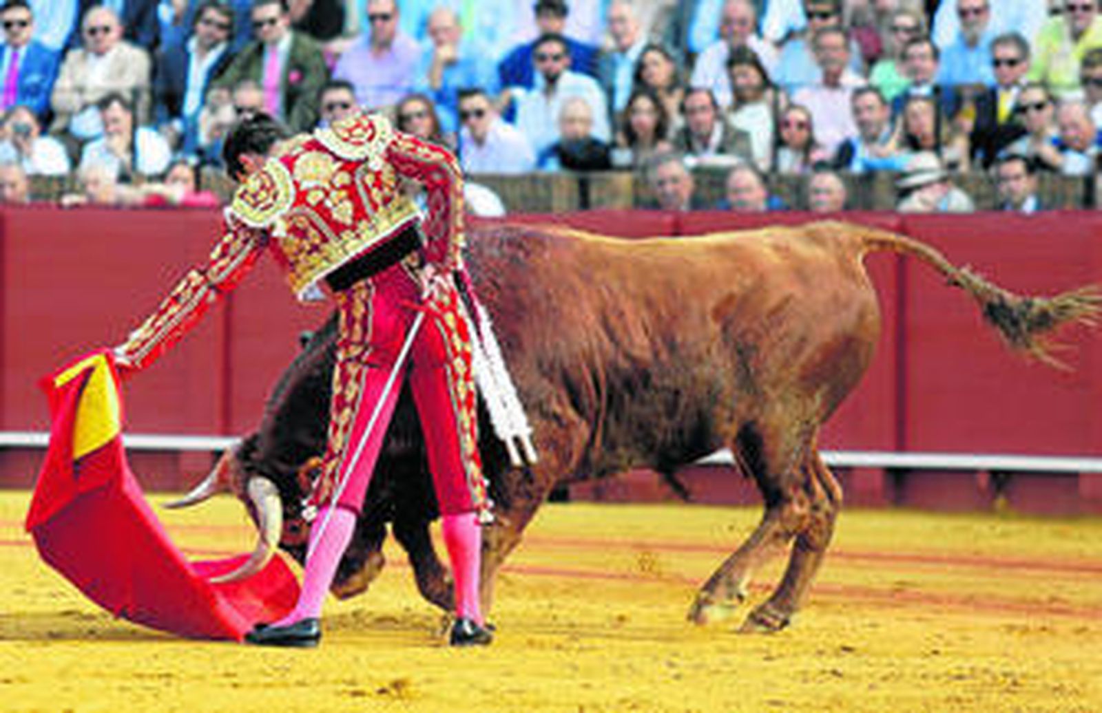 Juan Serrano 'Finito de Córdoba', en un natural al toro que abrió plaza.
