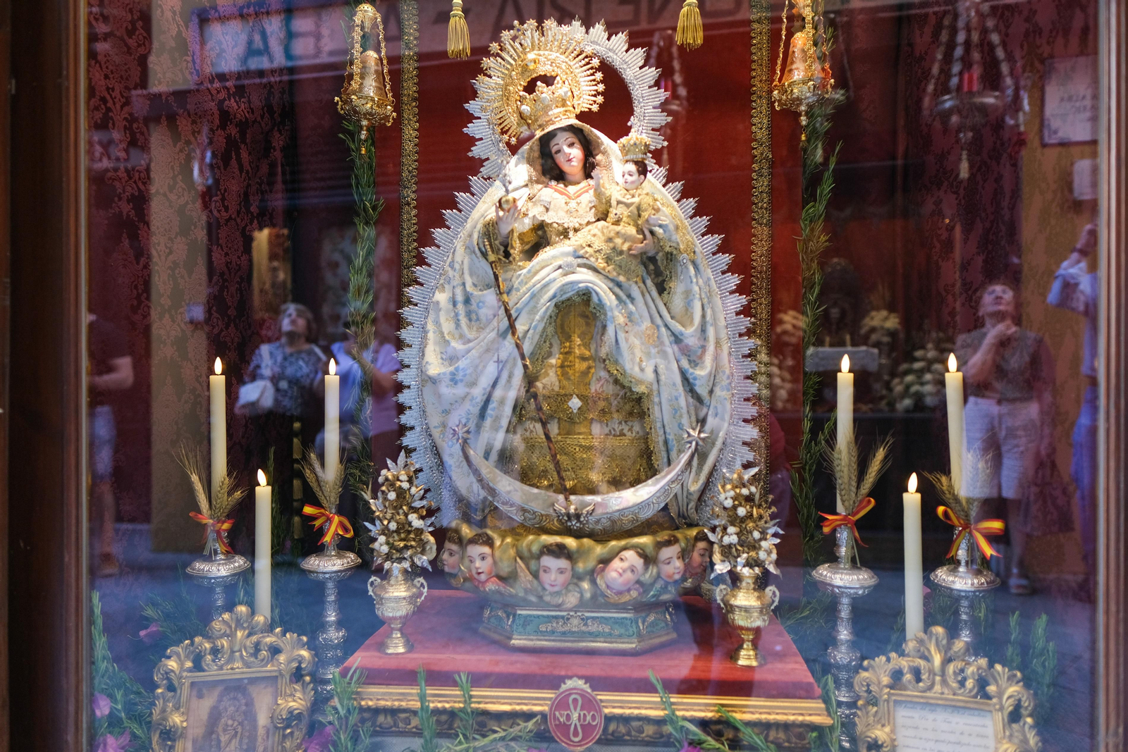 Preparativos, altares, escaparates, balcones para el Corpus