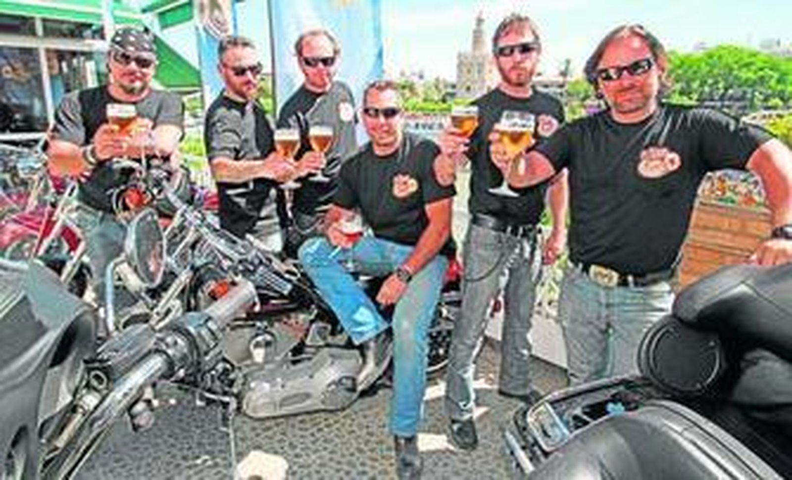 Los embajadores de la iniciativa posan con una cerveza sin alcohol.