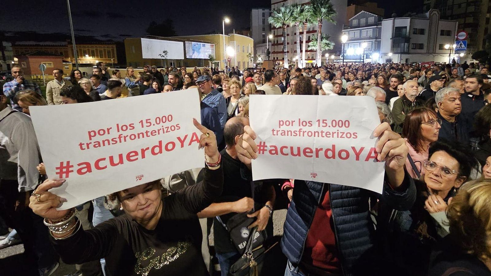 Un grupo de manifestantes, con mensajes exigiendo soluciones
