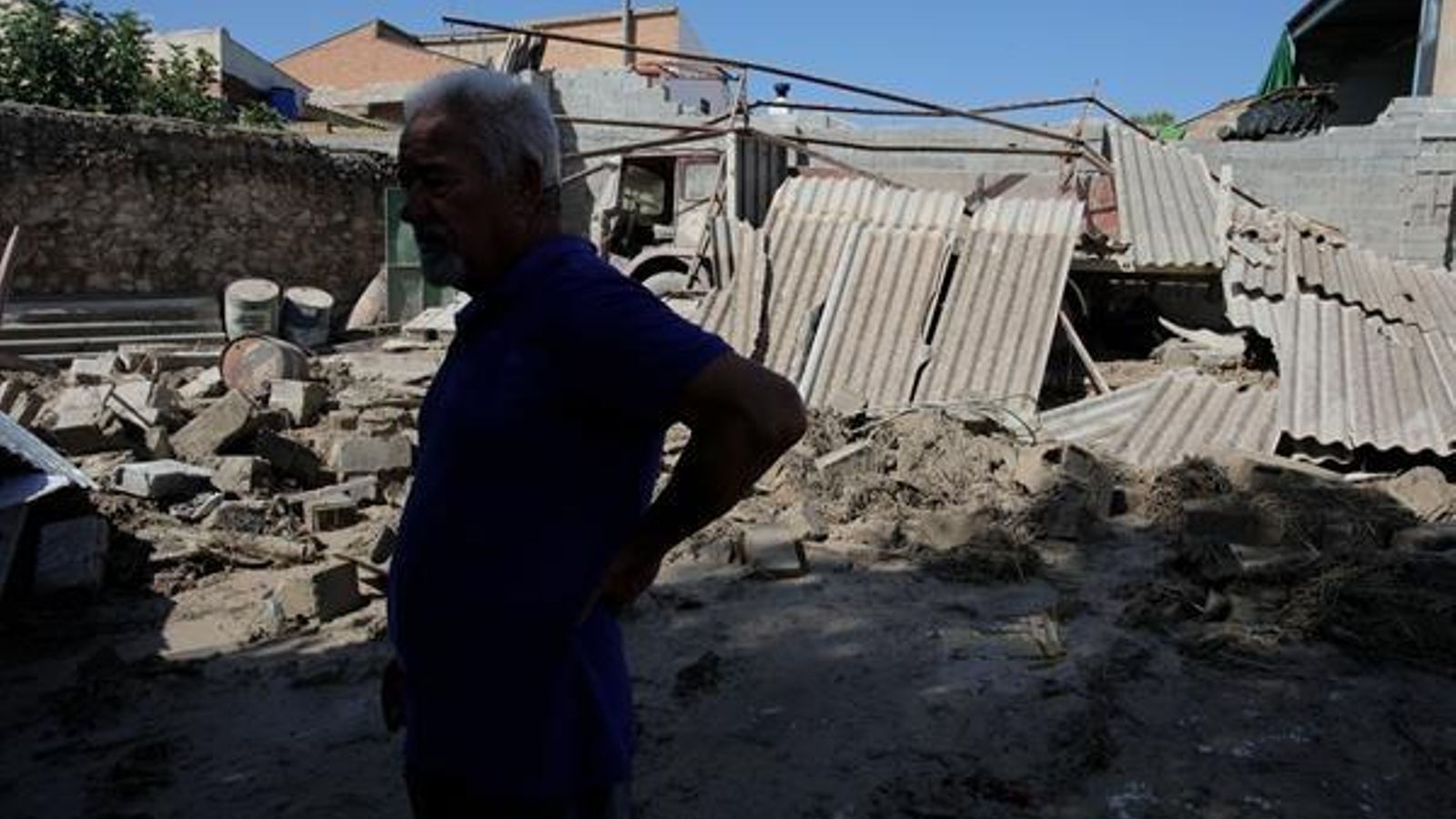 Un vecino observa los desperfectos.