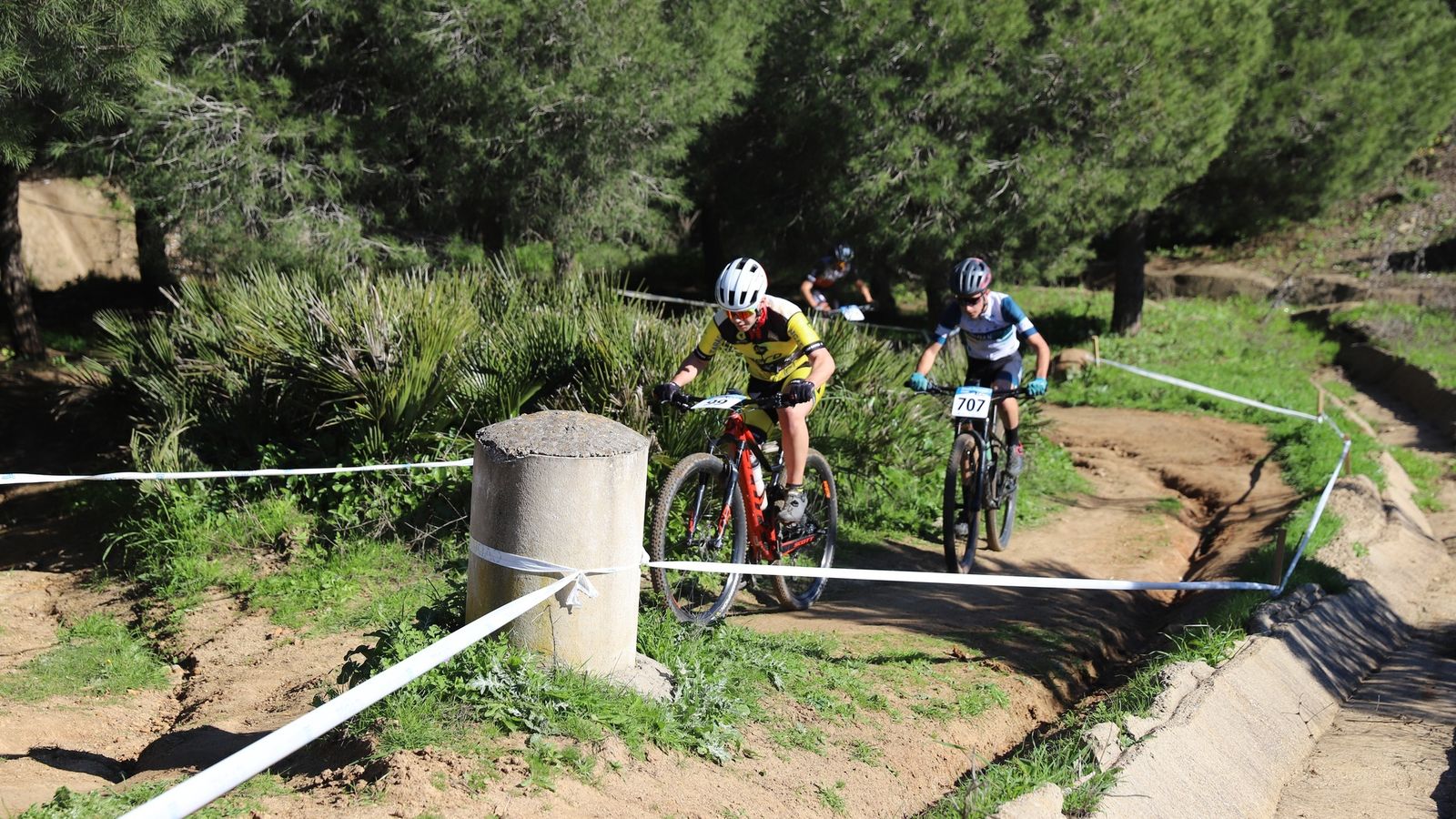 Esfuerzo de los participantes en pleno ascenso.