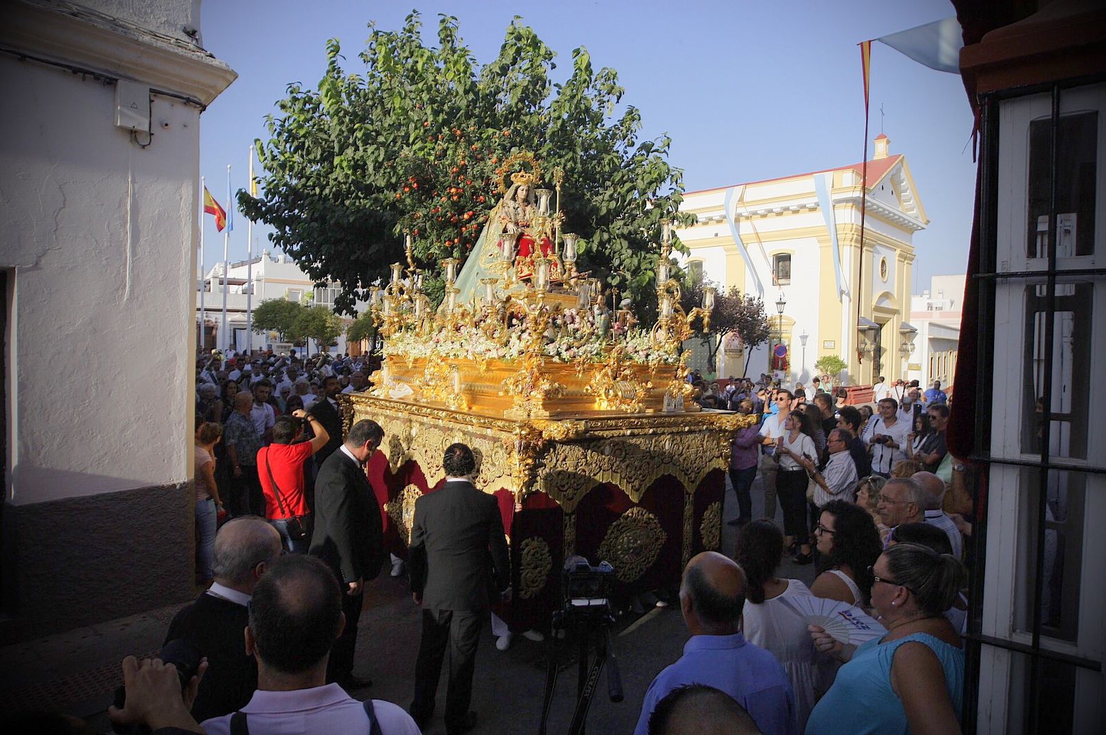 La Divina Pastora, comenzando su salida procesional.