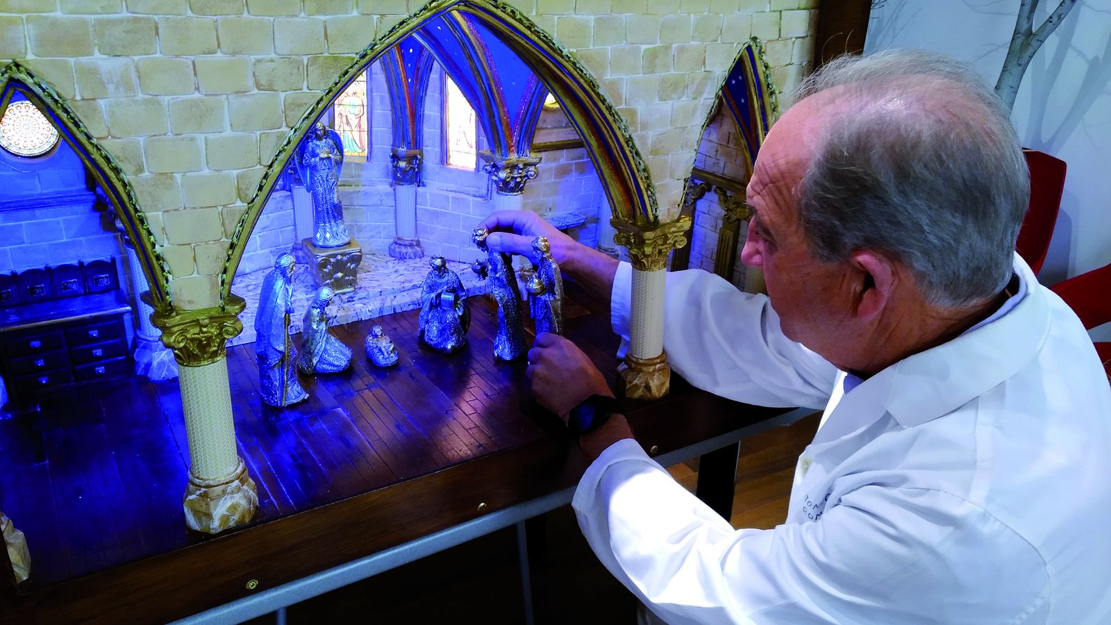 Colocando las figuras de la Sagrada Familia.