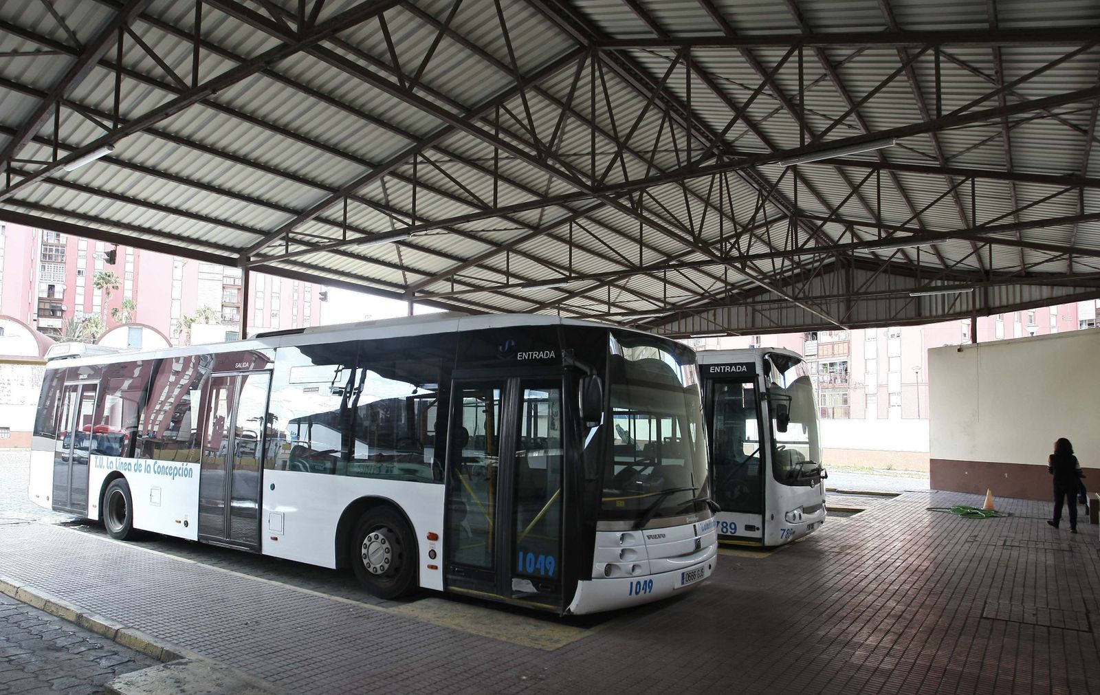 Dos de los tres autobuses que tiene el servicio urbano, el pasado viernes en la estación.
