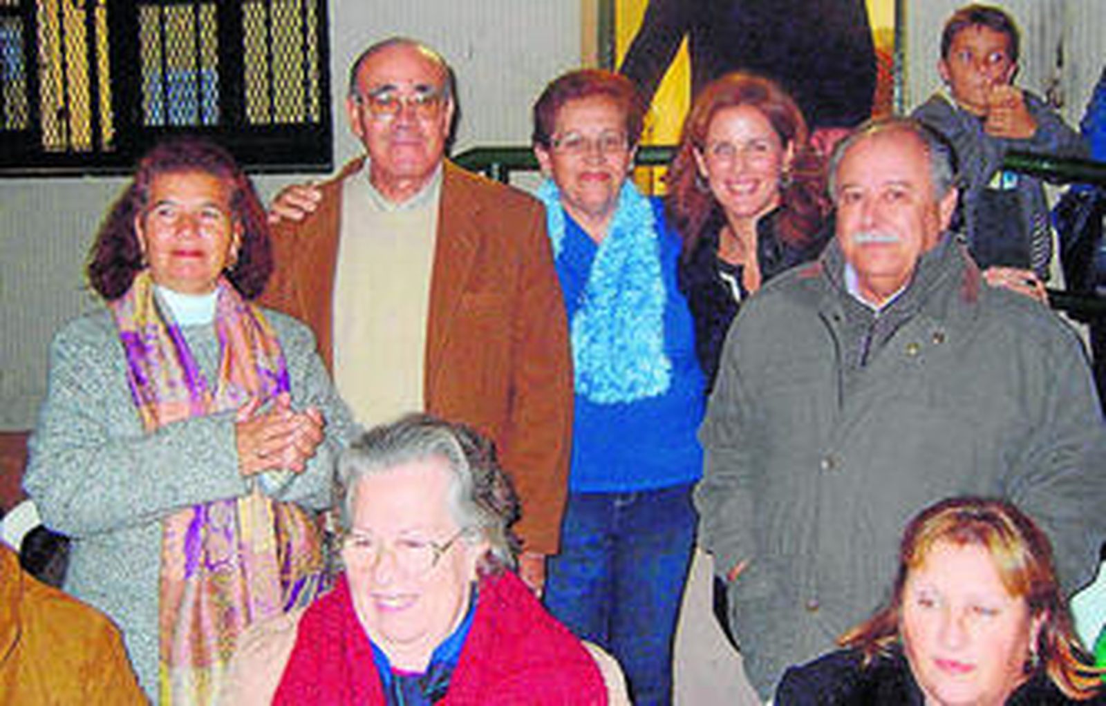 Vecinos del distrito Norte junto al presidente de la Federación Solidaridad, durante la zambomba.