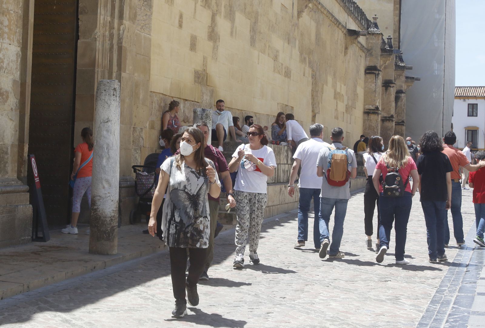 Turistas en el entorno de la Mezquita-Catedral de Córdoba.
