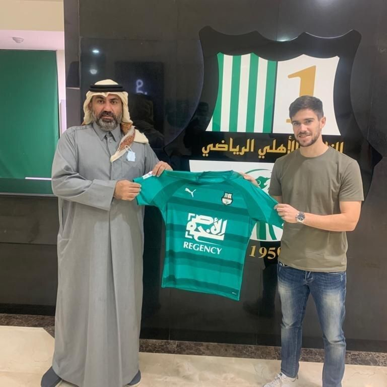 José Ángel Pozo posa con la camiseta del Al-Ahli.