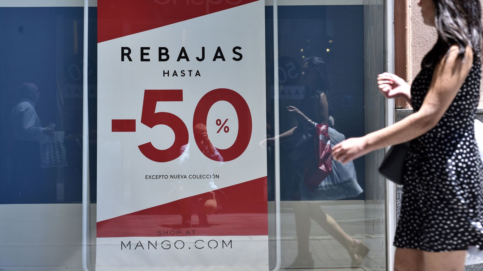 Un anuncio de rabajas en un escaparate