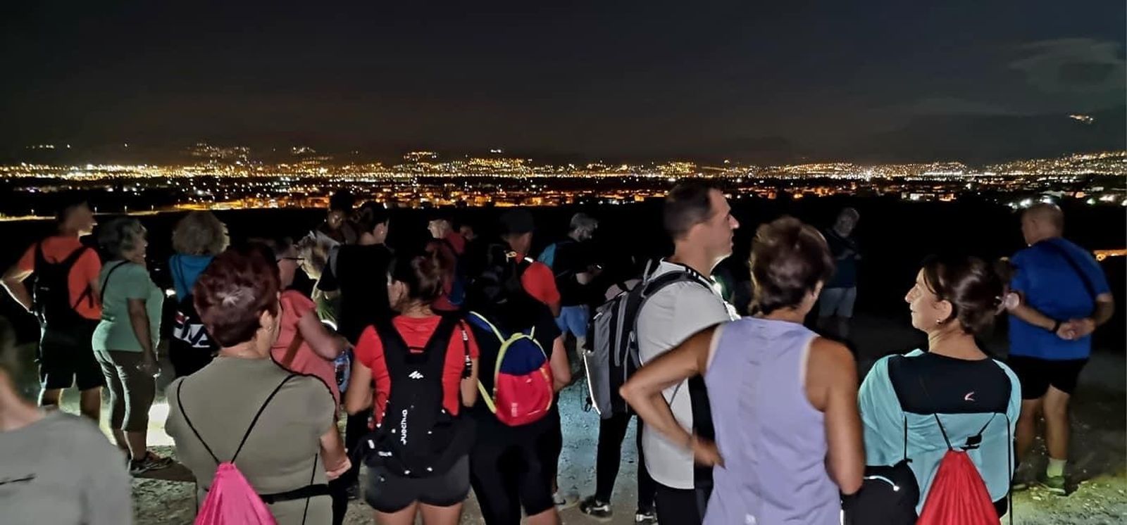 Más de un centenar de personas disfrutan de una jornada de senderismo nocturno por el secano de Cúllar Vega