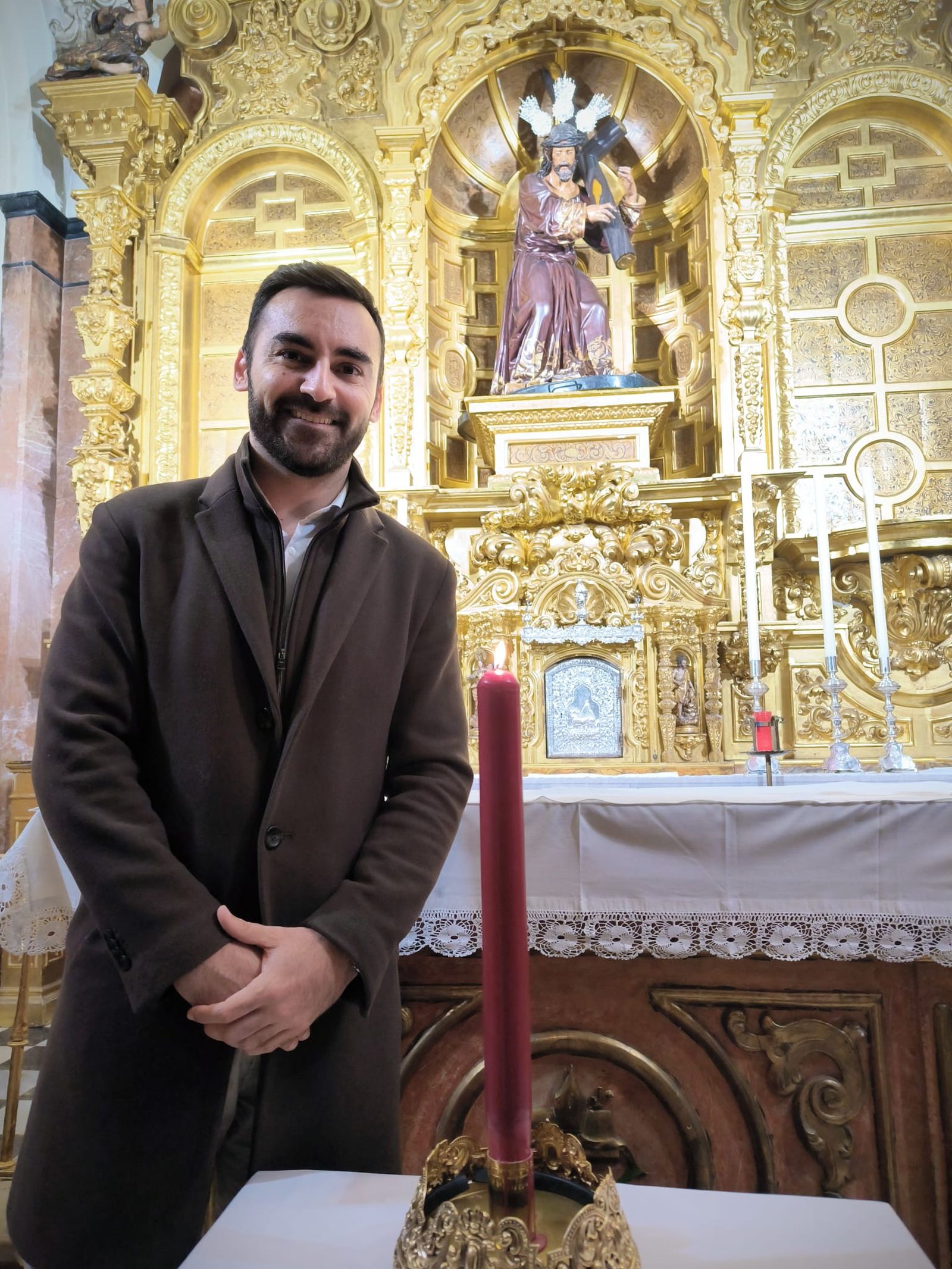 El doctor Falcón durante el acto de fundición del cirio