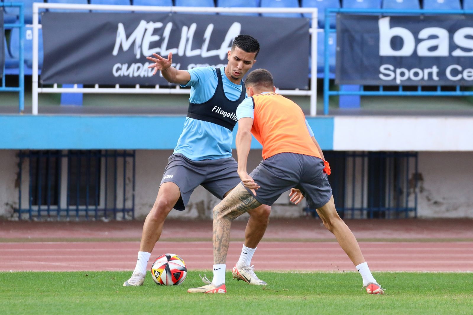 El exalgecirista Siddiki encara a un compañero en el Melilla.