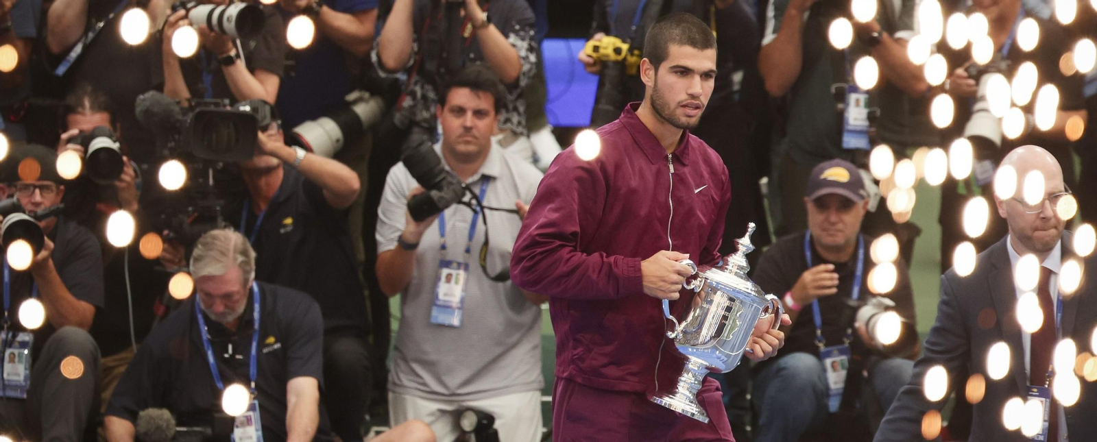 Carlos Alcaraz recibe el trofeo como campeón del US Open.
