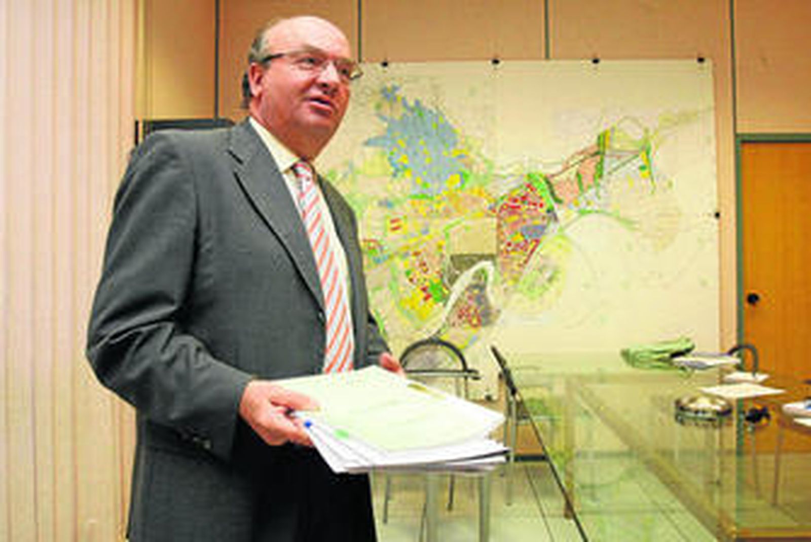 Luis Martín, ayer, en la Gerencia de Urbanismo antes de informar sobre los puntos incluidos en el consejo rector.