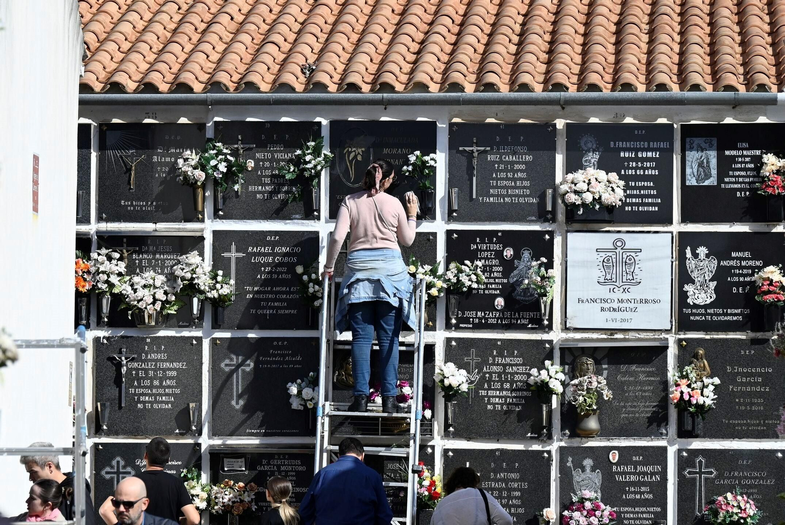 Una mujer limpia un nicho en el cementerio de San Rafael. Una mujer limpia un nicho en el cementerio de San Rafael.