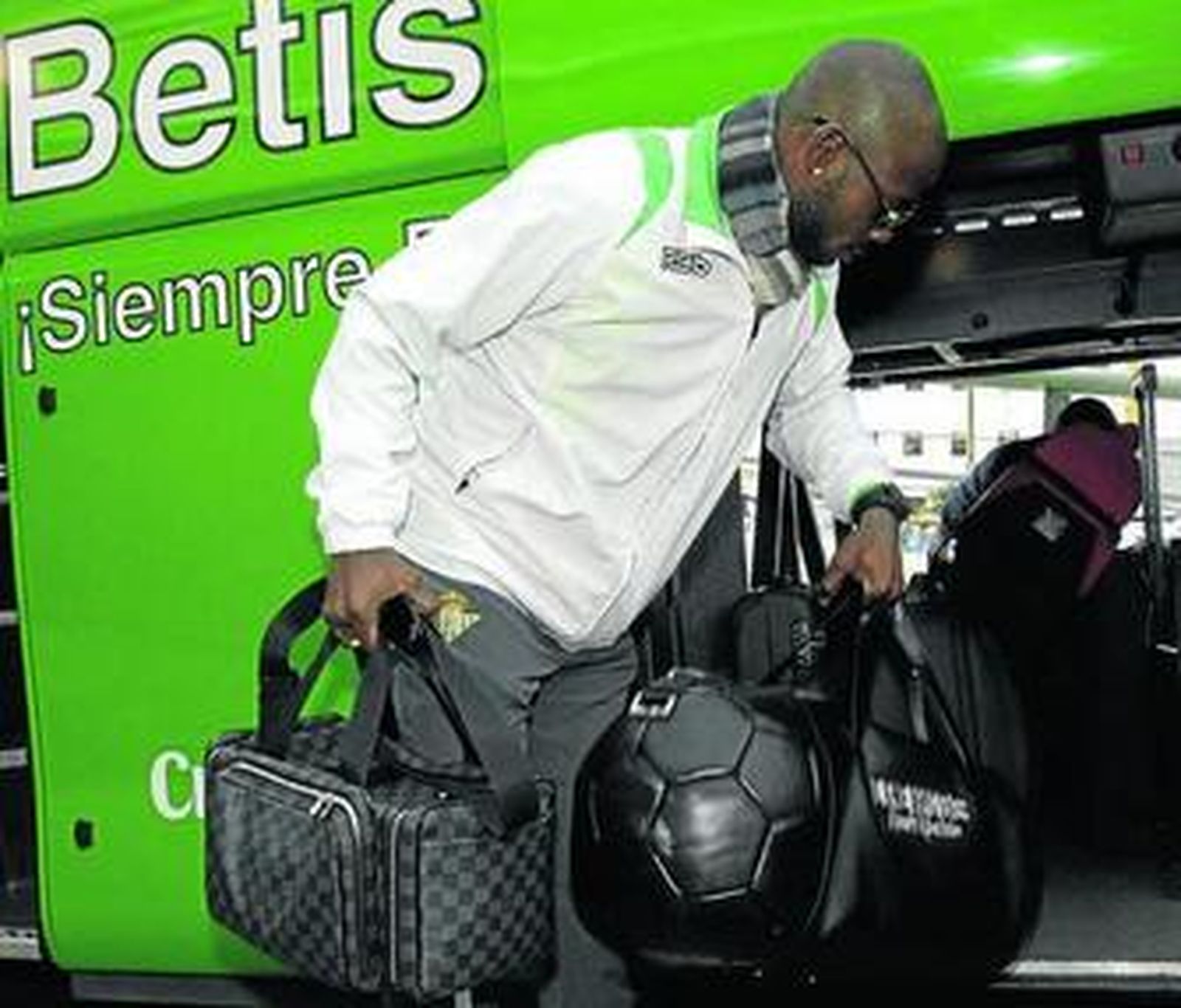 Emana coloca sus maletas en el autobús.