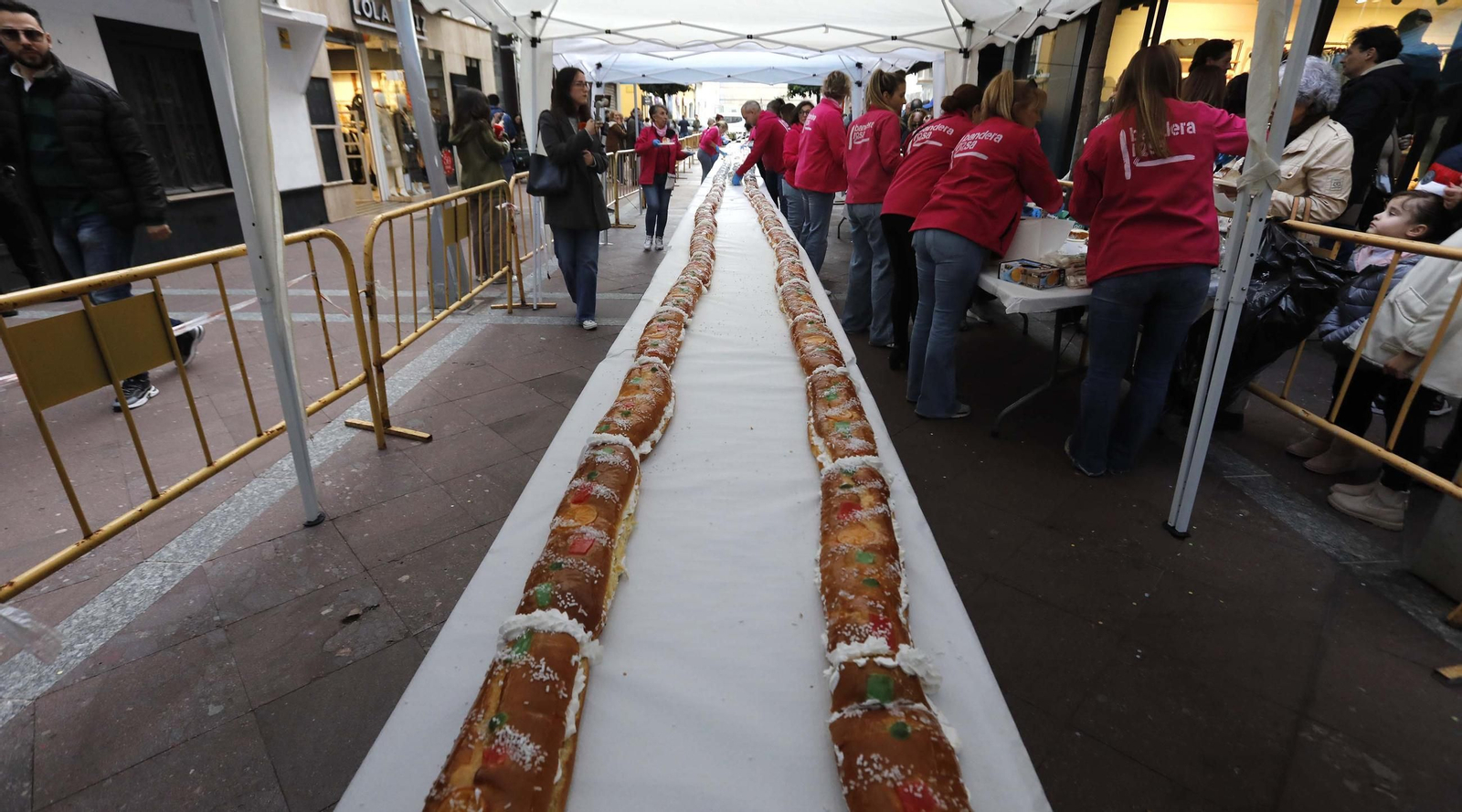 Fotos del roscón de Reyes solidario de Apymeal en Algeciras