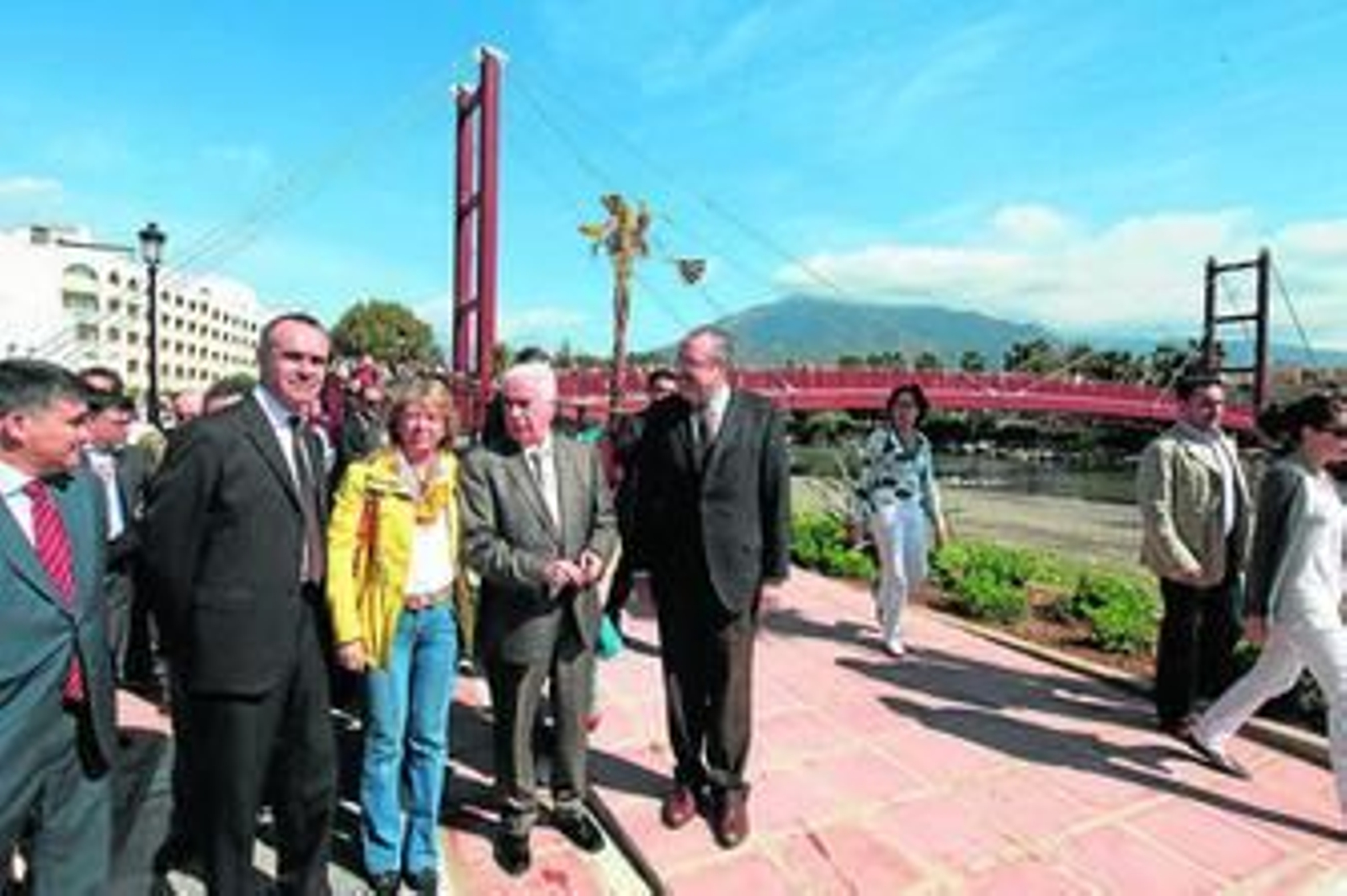 El consejero de Turismo y la alcaldesa de Marbella, ayer, en la inauguración de la pasarela.